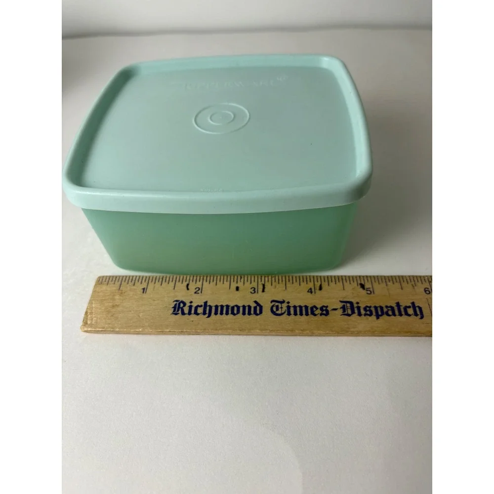 Vintage Tupperware Pastel Green‎ Storage Container 311-4 W/ Clear Lid 310-39 5